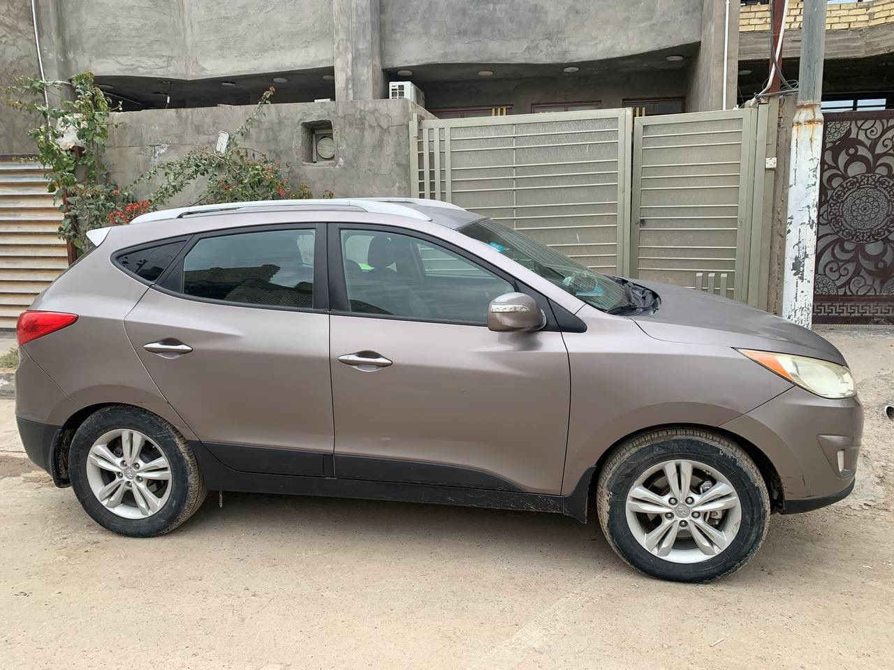 سلام علكبم توكسان موديل ١٢ امريكي  بيه فقط جملغ صبغ
محرك ٢٠٠٠دوش 
ماشى ١٣١
مكان سياره بغداد العامريه
السعر ١١٠وبيه مجال
***********
