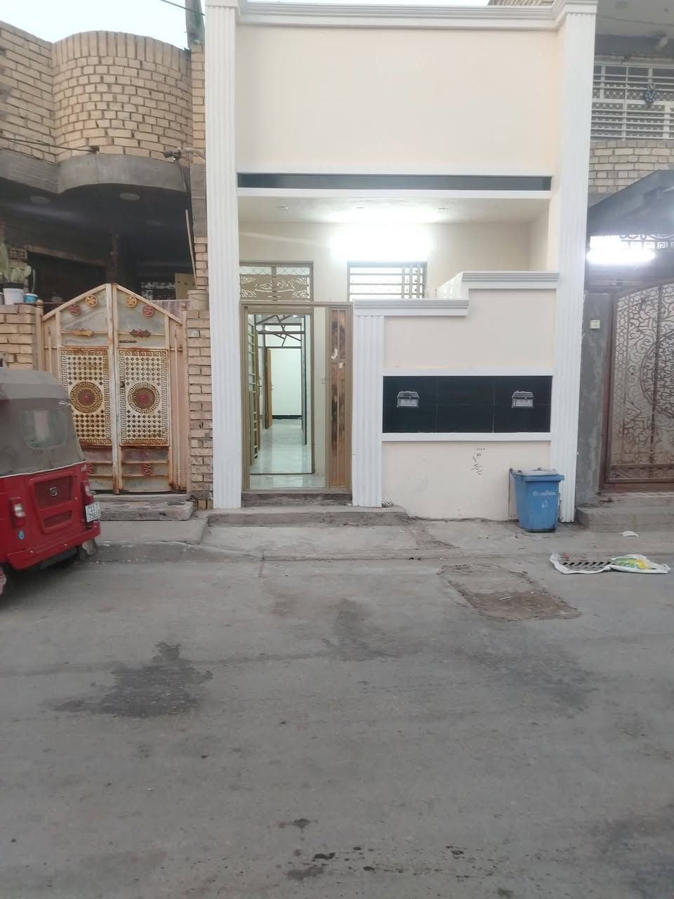 السلام عليكم يبت البيع المساحه خمسه وخمسين متر العنوان بغداد سبع قصور مقابيل حلويات الحمداني خدمات كامله تبليط ومي وكهرباء الاستفسارع الرقم ***********واتساب استقبال صارله غرفه معه قرفه فوك
