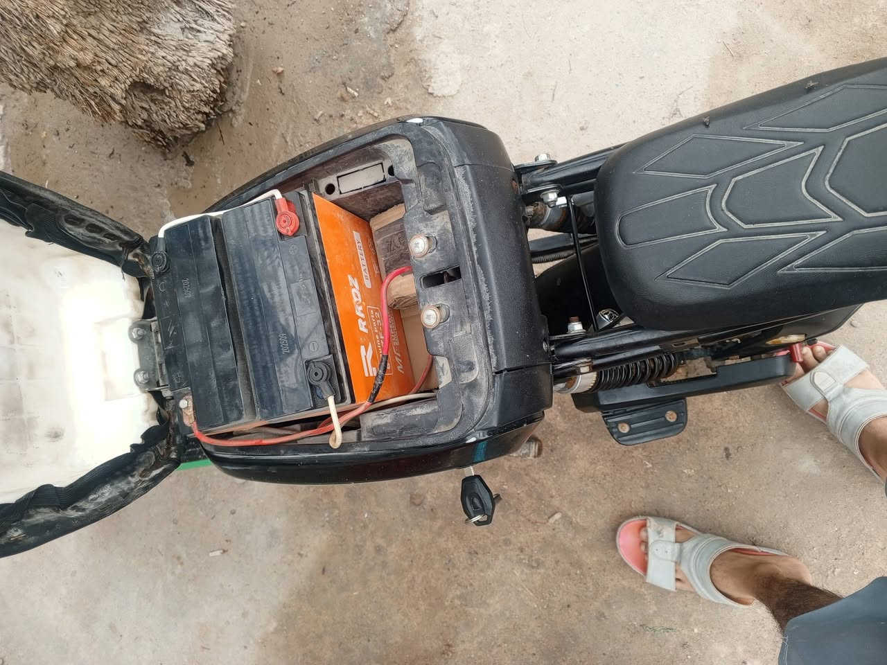 شباب سلام عليكم شباب دراجه شحن جديده بياع محتاج ومستعجل السعر 300 وبيها مجال ***********
