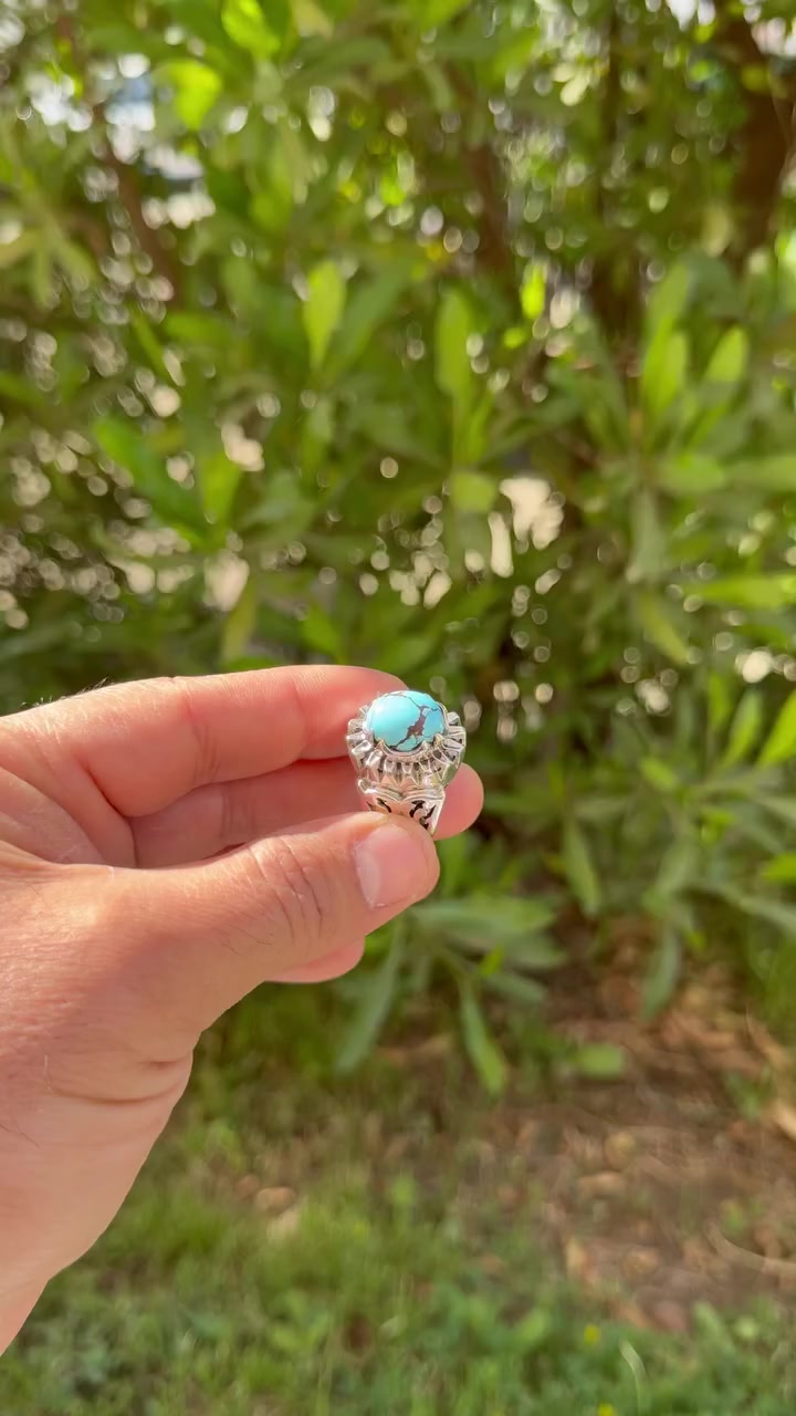 السلام عليكم
خاتم تحفه من الفيروز السينائي الحر الغير مسلط متوج بصياغه جميلة  وعيار الفضة ٩٥٠ 
ملاحضه (بيع فقط) للاستفسار اتصال او واتساب***********
