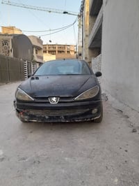 بيجو فرنسي موديل ٢٠٠٠ السياره مكفوله من كير مكينه وصبغ  السياره عاطله ...