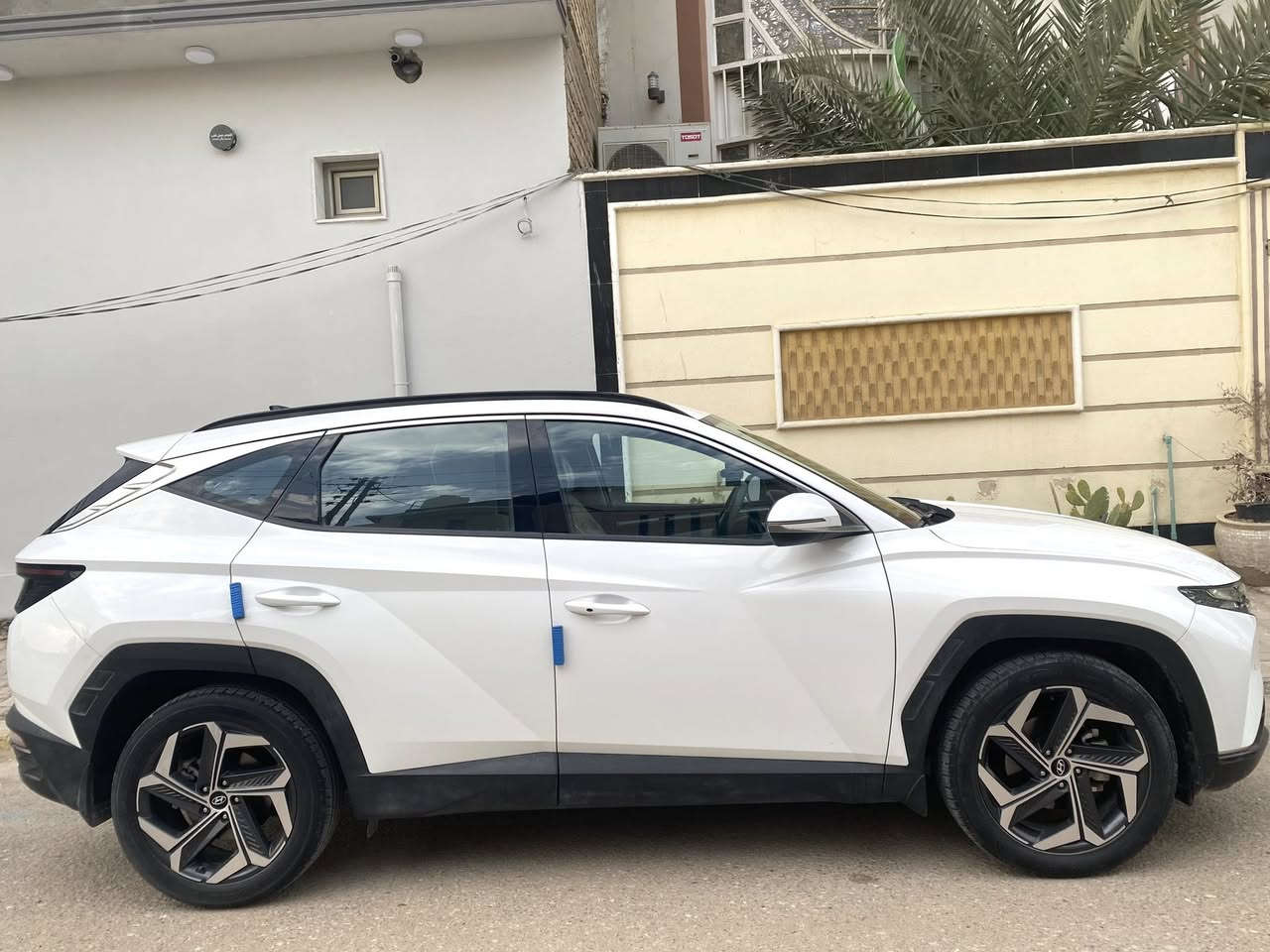 توسان 2023 خليجي
رقم بغداد 

السيارة جاهزة ومرتبة من كلشي

ماشية 64 الف

كفالة گير ومحرك ومن الصبغ

بيها بس بارد جداً بسيط جاملغ خلفي جهة الراكب

بصمة تشغيل عن بعد

و مواصفات التوسان معروفة

السعر 212 ورقة 

مكانها نجف *********** موجود واتساب
