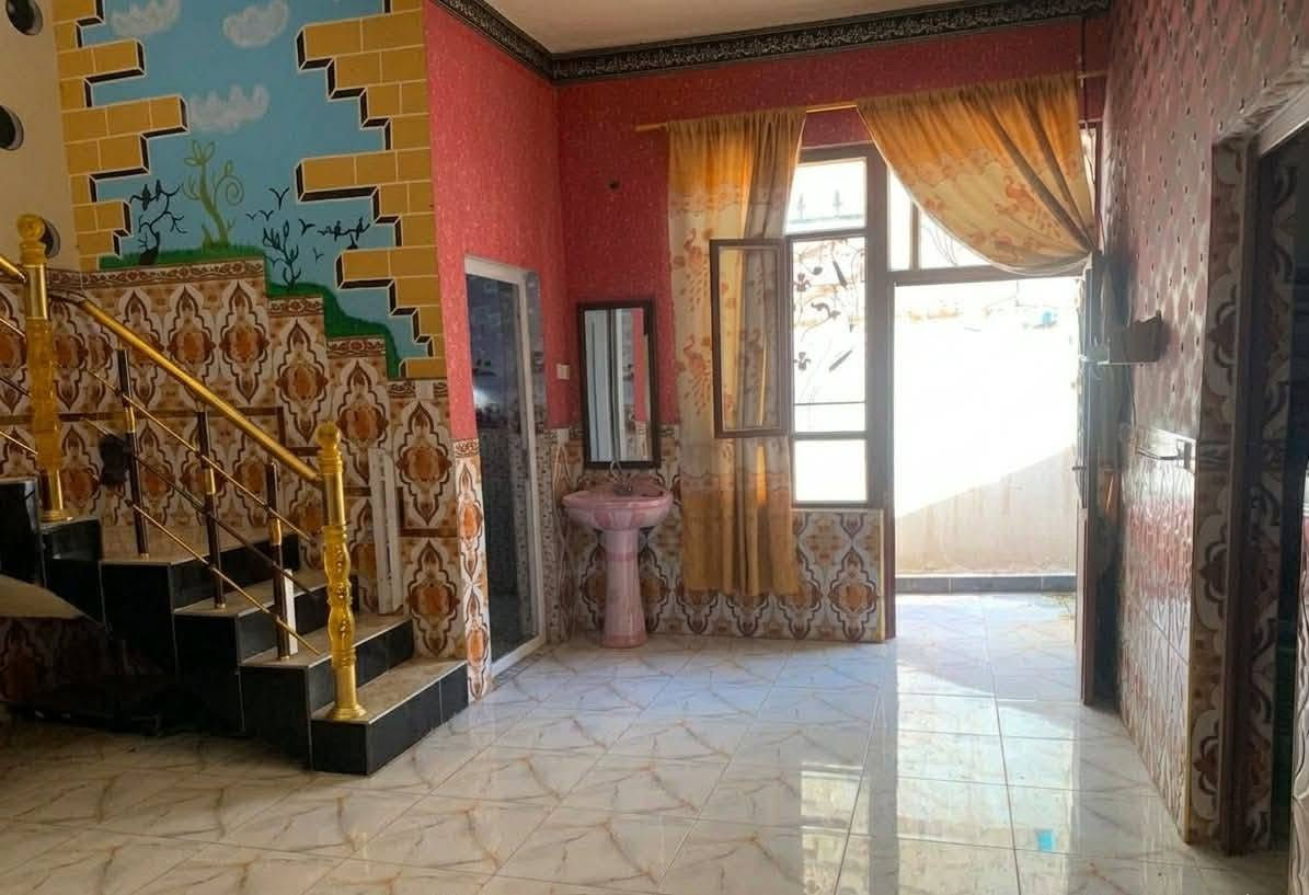 دار للبيع في بعقوبة ام الكرفس ١٥٠م 
عالشارع السايدين ملك صرف طابقين 
الطابق الأول كراج سياره  واستقبال ومطبخ وصاله كبيره وحمام وغرفه 
والطابق الثاني ٣غرف ومجمع صحيحات فوك جدام كل غرفه بلكونه
السعر ١٨٠ بيه مجال 
للإستفسار الاتصال على ***********
