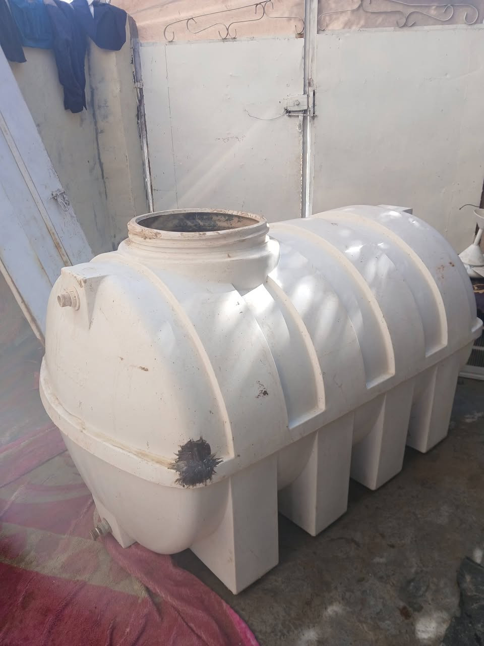 مقطوره الف لتر و باب حديد للبيع ***********
