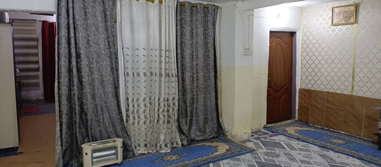 المساحة 200م
غرفتين، صالة، مطبخ، صحيات، طارمة +عرصة ترك مساحته العرصه 75من  ضمن مساحة البيت نزال 30 واجه 6 وربع
السعر 48 وبي مجال ... رقم الهاتف  ‏‪***********
العنوان الديوانية حي النهضه الثالثه قرب جامع شاكر هندس
