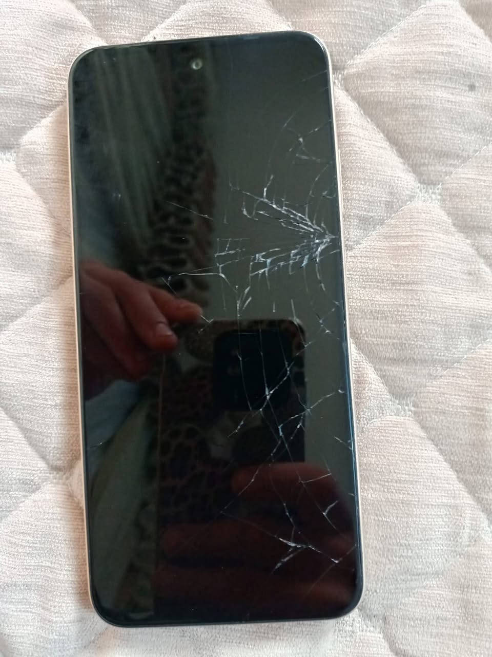 السلام عليكم موبايل للبيع بس مكسور عادي يشتغل مكاني حله نادر الثالثه السعر 100 بي مجال ***********
