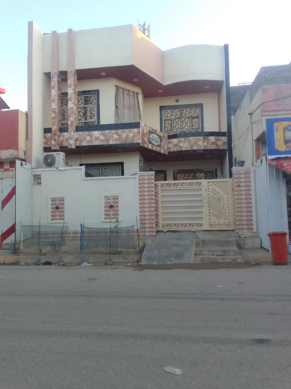 بسم الله ارحمان ارحيم دار للبيع المساحه 150 متر طابو صرف خدمات كامله بناء حديث المكان بعقوبه بهرز شارع ادفاعي وستفسار عل هاذه  ارقم ***********
