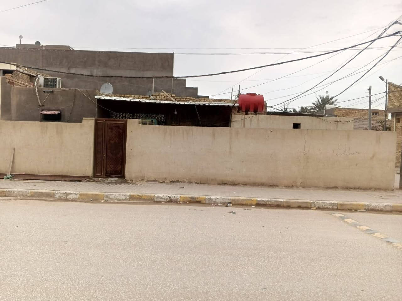 سلام عليكم 
السلام عليكم. 
دار للبيع. المساحه 216 متر
 غرفتين  5×4 +صاله4×8 +مطبخ 4×3
ممرات عرض 2 متر ×14
للاستفسار : 
***********
