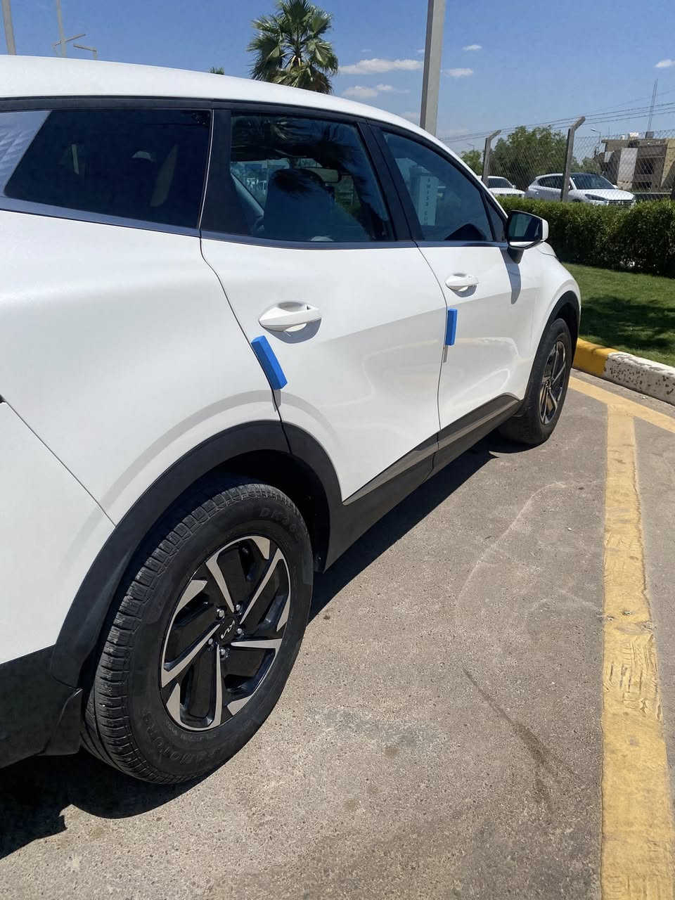 كيا سبورتج فئة (LX) هايبرد Hybrid - موديل 2023
وارد أمريكي 
 موديل 2023، اقتصادية جداً  (التفويلة تمشيك الى 850 كيلو بالصيف مع التبريد). السيارة ما محتاجة برغي واحد، 
✅ الممشى: 43 ألف كيلو متر فقط.
✅ تخم تاير جديد: شد قبل شهرين فقط.
✅ تضليل حراري لكل جامات السيارة : عازل حرارة ممتاز.
✅ جاهزة ميكانيك وكهربائيات وتبريد ثلج.
المواصفات للي ميعرفها اخوان:
🟦 شاشة كبيرة لمس تفاعلية (Apple CarPlay / Android Auto).
🟦 رادار أمامي تفاعلي + رادار تنبيه تصادم.
🟦 نظام تحديد مسار + كيب لاين (توجيه الستيرن تلقائي).
🟦 كاميرا خلفية دوارة عالية الدقة + حساسات خلفية أصلية.
🟦 مود درايف (Drive Mode) بـ 3 أنظمة قيادة (Smart / Eco / Sport).
🟦 تحكم ستيرن كامل + كروز سرعة (مثبت سرعة).
🟦 لايتات أمامية فول LED نهارية + بك لايت LED.
🟦 نظام نزول منحدرات + مانع انزلاق.
🟦 هاند بريك بصمة (Auto Hold).
⚠️ الحادث: تعتبر كلين ضرر بسيط جداً بالبونيد فقط، وتم تصليحه BDR (بارد) بدون أي تبديل وبدون أي صبغ.
⚠️ الصبغ: السيارة مكفولة من الصبغ والتبديل (صبغ شركة بالكامل).
⚠️ الايرباكات: السيارة ايرباك سليم 100% (بدون ايرباك).
✅ الشاصي واللغد والدواخل سليمات 100% وبحالة الوكالة.
السعر: 19700 دولار 197 ورقة 
مكان السيارة بغداد 
للتواصل : ***********
