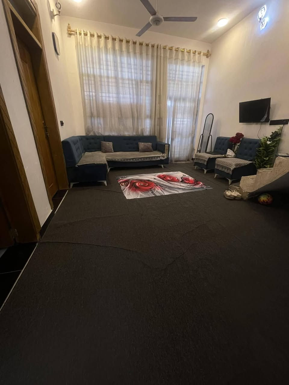 الدار للبيع المساحه 120متر طابو زراعي سند 25 تحويل مباشر بناء حديث طابوق السقف صب كونكريت بناء درجه اولى يتكون من غرفه نوم وستقبال وصاله ومطبخ مجمع صحي خارجي وداخلي وطارمه وممرات الموقع على ربيانه شارع حجي نبيل عرض الشارع 7متر تبليط ومجاري 
أي استفسار إتصال على الرقم التالي واتساب ***********
أو مراجعة مكتب ابو زهراء التميمي شارع المواكب مقابل حسينية الخزرج الخاص مفتوح
