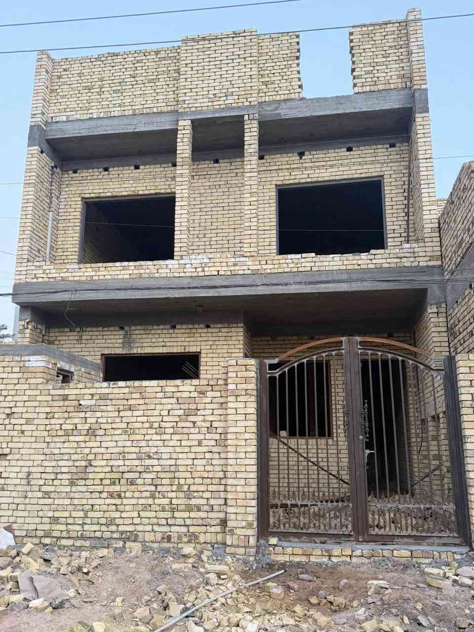 هيكل طابقين المساحة 150 متر واجهه 7 ونص ونزال 20
الطابق الأول  استقبال ومطبخ حار بارد  وصاله صحيات وغرفه نوم 
الطابق الثاني 3 غرف نوم مع صاله وصحيات واحد الغرف ماستر 
الطابق الثالث بيتون مع مخزن كبير 
البناء جديد والخارطة حديثه مع العلم البيت مقبل على استلام قرض الإسكان وعند الشراء يتم تحويله إلى المشتري بعد تغيير الكفيل 
عنوانه حي المعلمين القديم البلوك السادس قرب المحير الجديد عرض الشارع 15 متر 
السعر والاستفسار الاتصال ***********
