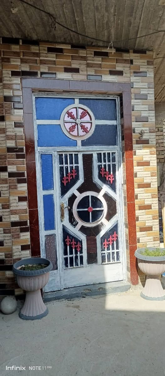 ياالله السلام عليكم بيت مساحة ٢٣٠ طابقين الأول طابوك والثاني ثرمستون صب مسلح ٤ غرف نوم صالتين كل صالة ٨ × ٧ البيت على الشارع العريض ٣٠ متر والشارع الرئيسي ٧٠ متر سايدين خدمات جديدة تبليط انارة شارع مدارس كهرباء ماتنكطع ابد مقرنص مجاري يبعد عن السوك الحسينية دقيقة العنوان بغداد المعامل الحسينية منطقة الكرامة السعر عند الاتصال بالرقم ***********
