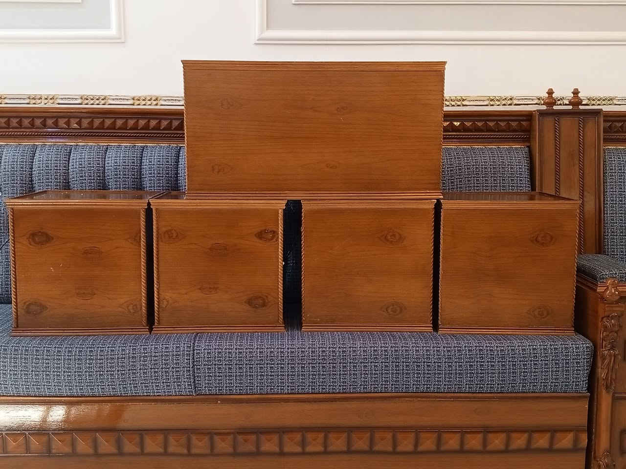 طبلات ستقبال صاج
العدد اربعه + وحده كبيرة 
السعر ١٥٠ الف وبيهن مال 

***********
