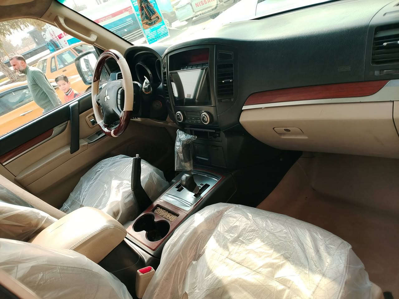 السلام عليكم 
باجيرو حبتور موديل 9 رقم بغداد مشروع وطني بسمي سنويا 
سياره فول مواصفات 1/1
مكفول من الضرب لا تبديل لا صبغ 
سونار موجود بل منشور 
كير محرك تبريد مكينه كفاله عامه 
تخم تاير شواصي مكفولات بلادي 
دوخل نظيفه سياره حلو معنا الكمله بل عافيه ياخذها 
سعار سياره 125$بي مجال شي بسيط 
العنوان السياره بغداد بلديات نتصل وتدلل 
 ***********
