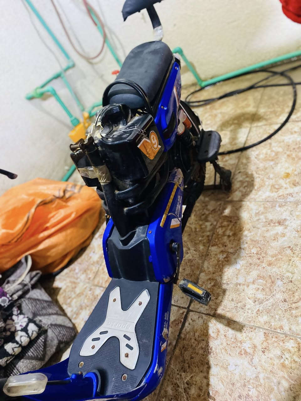 🛵 دراجة كهربائية للبيع
الدراجة بحالة جيدة وشغالة 👌  
البطارية قوية وتمشي مسافة زينة 🔋

🔹 بيها ملاحظة بسيطة:
- تحتاج تصليح يد (الهاندل)  
- سلك بسيط مقطوع (تصليحه سهل ورخيص)

🔹 المواصفات:
- إنارة أمامية LED  
- مريحة وسهلة الاستخدام  
- مناسبة للمشاوير اليومية

📍 سبب البيع: عدم الحاجة  
💰 السعر مناسب 
استفسار / ***********

📩 الفحص متوفر قبل الشراء
