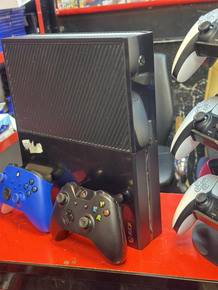 اكس بوكس وان فات نضافة 90/100
هارد 500 
كامل ملحقات 
السعر 110 الف اوبي مجال
دبل جوسيتك وايرلس
للتواصل  ***********
