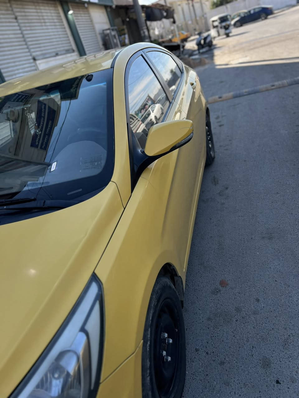 سلام عليكم سياره اكسنت مديل 2016 سياره خليجيه مكفوله.  اصل لون رصاصي فاتح نفس لون لسبايدر          بيهةمكينه وكير جيدي أي  ١٨٠٠ انسه شي اسمه دوانز بانزين كله عادي  سياره نضيفه مكينه مكفوله   تبريد ثلج. داخل بيجي  بيهة شاشه. ايباد.  لايتات زنون.   رقم *********** مكان بغداد الحريه قرب الكاضميه
