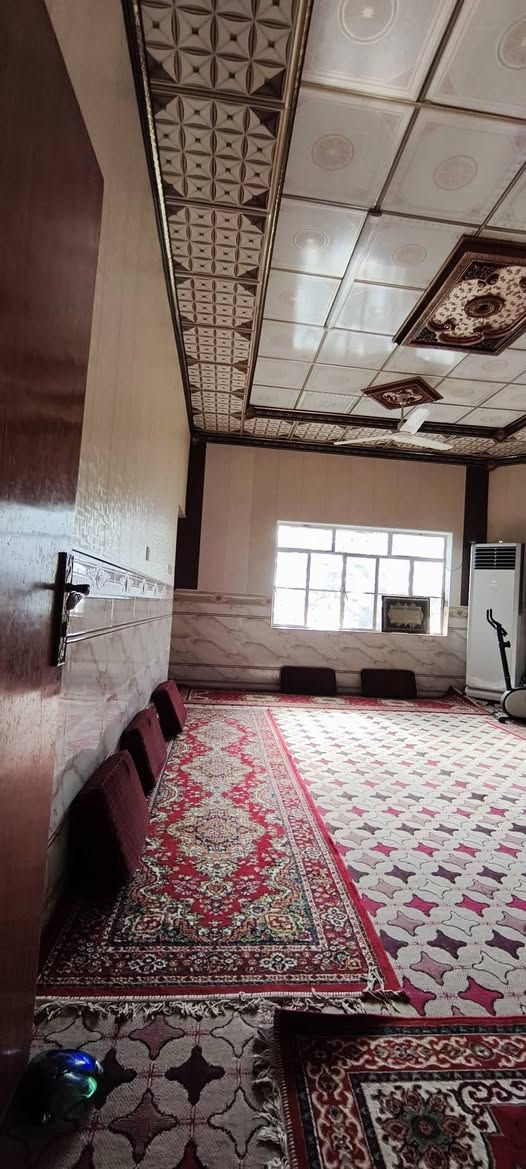 بسم الله الرحمن الرحيم
دار سكن للبيع 

° العنوان : البصرة ، القرنة ، هور السعد ، منطقة حي الضباط ؛ اقرب نقطة دالة. شارع الإطفاء لهول السعد خلف ديوان الشيخ ضرغام .
° المساحة الكلية للدار : 300 متر ؛ إما مساحة البناء 175 متر .
 ° نوع العقار : طابو ملك صرف تحويل بأسم المشتري .
° عدد الطوابق : طابق واحد ( أرضي ) .

"محتويات الدار من الداخل"

يحتوي البيت على //

° استقبال : بمساحة 6.4×4.4
° صالة : بمساحة 5×5
° صالة داخلية او موزع او هول داخلي 5.5×2.5 وأيضاً موزع على الصالة والاستقبال 
° مطبخين ( حار وبارد ) : البارد بمساحة 5×5 و الحار بمساحة 2.5×5
° غرفتين : الغرفة الاولى بمساحة 4×5 وتأتي بسويت ( حمام ) والثانية بمساحة 4×5
° الصحيات : حمام داخل البيت بمساحة ومرافق (W.C) 
° حمام او مخزن تحت الدرج 
° ترك او منور خلف الغرف والمطبخ الحار  .
° و درج داخل الدار.

" محتويات الدار من الخارج "

يحتوي البيت على // 

° كراج للسيارات : بمساحة 9×6.5 يسع حوالي ثلاثة سيارات
° محل من ضمن الدار : بمساحة 3.5×6 
° صحيات : مرافق (W.C) 
° حديقة : بمساحة 3.5×6
° منور بجانب الاستقبال : بمساحة 

"إضافات أو ملاحظات عن الدار "

° النزال بمساحة 25 و الواجهة بمساحة 12 
° الدار يقع على شارع بمساحة 12 متر مع تبليط ° وارصفة حديثة ومجاري ؛
° المنطقة تتوفر فيها جميع الخدمات .

" معلومات الاتصال والاستفسار "

لمعرفة السعر وباقي التفاصيل عن الدار 
يرجى الاتصال بالرقم المُدرج أدناه 
*********** 
متوفر على الواتساب والفيسبوك والماسنجر  .
