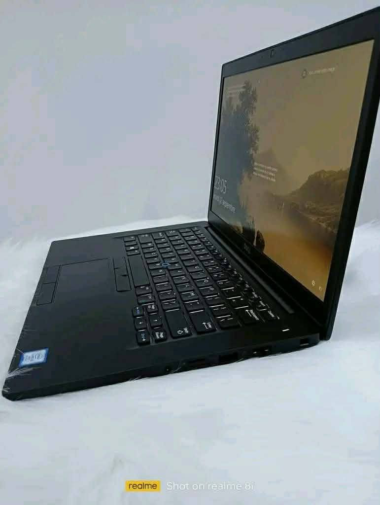 لابتوب Dell سوبر سلم الجيل الثامن  للبيع
المعالج core i5 الجيل الثامن 
رام 8 كيكا DDR4
هارد 256 كيكا SSD
كرت الشاشه Intel Uhd حجم 4 كيكا
الشاشه حجم 14 انج ضد التوهج 
كيبورد ضوئي   
باتري ليثيوم 6 خلايا  شحن سريع 65 واط والباطرية ممتازة 
كامره دقة hd 
 منفذ تايب سي و رام  وhdmi وسيم كرت وباقي المنافذ   الحاسبه كلش نضيفه وحلوه
السعر 260
رقم الهاتف ***********
