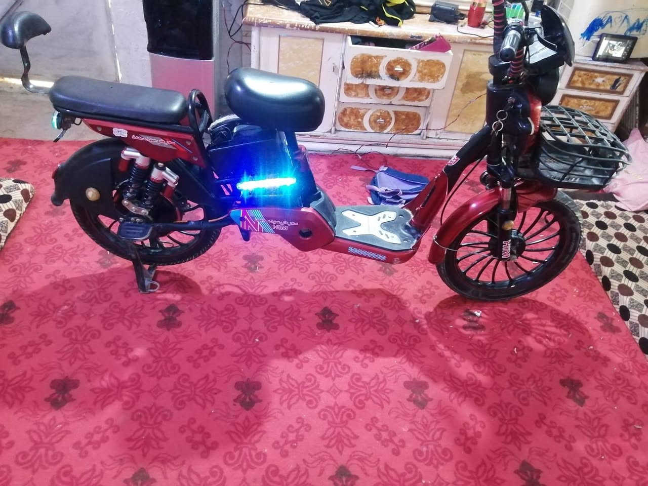 السلام عليكم شباب دراجه شحن نظيفه جديده رايدينها ب 350 وبيها مجال شراي  خلي رسني خاص وسرعه الدراجه99 وموضح لكم بالفيديو دراجه بطاريات جديده مبدلات تصير لهن شهر رقم الهاتف ***********
