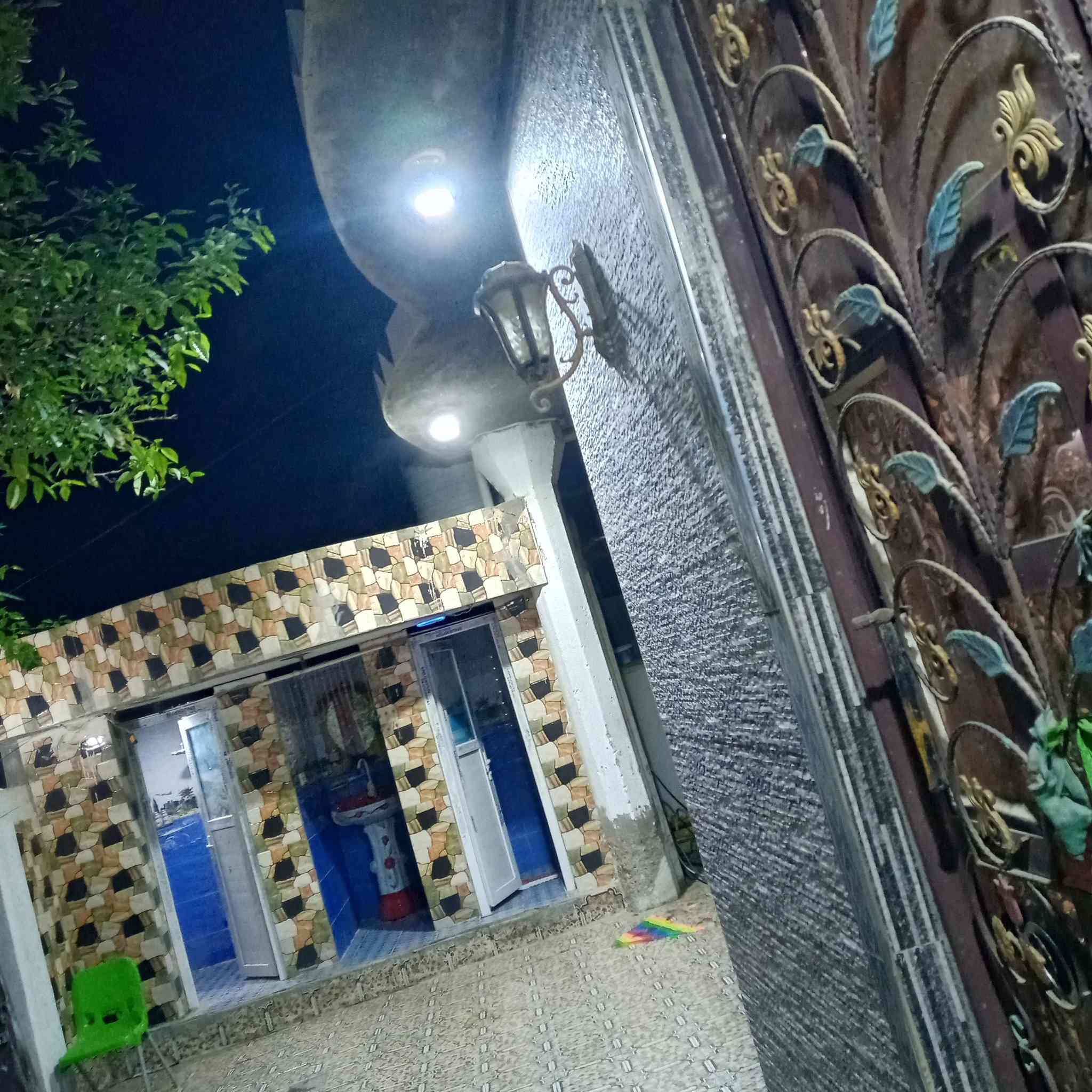 بيت البيع مساحة البناء ٢٣٠ كونكريت بناء طابوك بناء مهندس زائداً قطعه ارض مساحتها ٢٠٠ متر معا مشتمل ٧٥ متر حي الحسين قريب على السيطره الباشيه ويظا يقرب على عباس الربيعي البيت زراعي سند ٢٥ ‏‪***********‬‏. البيت عدد ٢ غرف نوم ٦+٦ صاله ٧+٧ مطبخ ٤+٥ ويضا صاله طابق ثاني ٧ +٦ وستقبال ٧+٦ مجمع صحيات بل داخل والخارج وتفاصيل آخرا
