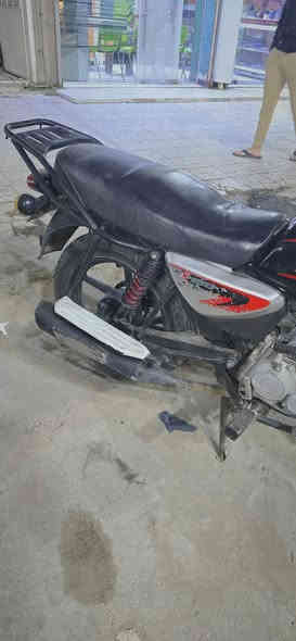 دراجه بوكسر 20
 مرقم بغداد تحويل ثاني يوم
دراجه نكره سلف نكره هندر مكاني بغداد شارع فلسطين
لد زينون التايرات صارلي شهر من بدلتهن الدراج 
مشكلتهه عداد ميشتغل وكفرات مال زنجيل والدرع ومجفته
دراجه شلعه ومعدل الدراجه مابيهه عيب رايدهه ب 1750
وبيهه مجال رقمي ***********
