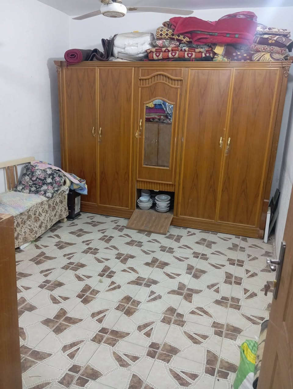 بيت مساحه 100 متر واجهه 10 نزال 10 مطبخ 4+3 صاله 6+5 غرفه 5+4 حمام داخلي وصحيات خارجي 3+4 العنوان شارع 80 خلف مول نون البيت كونكريت مسلح عالي عن الشارع
للاستفسار ***********
