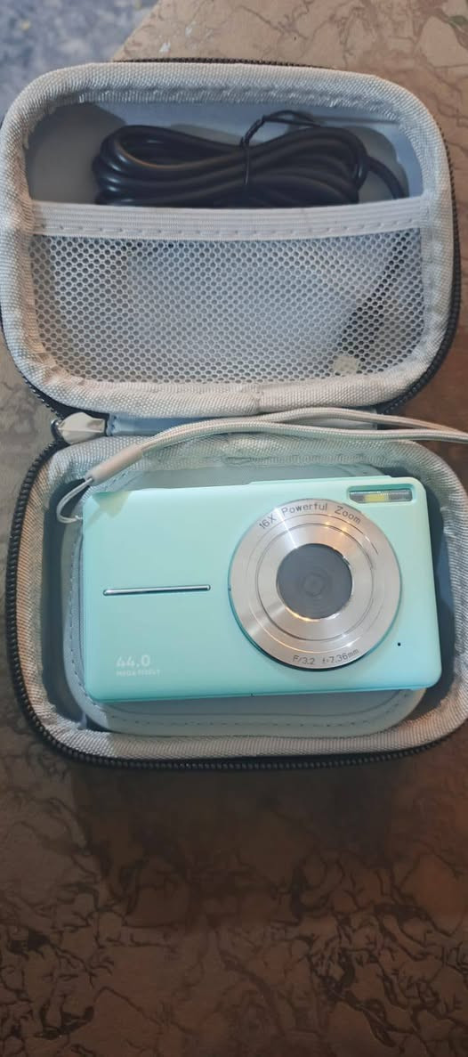 سلام عليكم هذه الكاميرا هي كاميرا رقمية مدمجة (Compact Digital Camera) من نوع "Point & Shoot".
الدقة: 44 ميجابكسل لتصوير الصور الثابتة.
تصوير الفيديو: تسجيل فيديو عالي الدقة بدقة 1080 بكسل.
التقريب: زووم رقمي يصل إلى 16 ضعفاً.
المميزات: شاشة LCD بحجم 2.4 بوصة، نظام تركيز تلقائي، وفلاش مدمج جديده لك....... اكتبلي سعر وخذها


**إذا كنت صاحب هذا الإعلان وتريد حذفه لأي سبب، رجاءا أرسل رسالة إلى الدعم الفني**