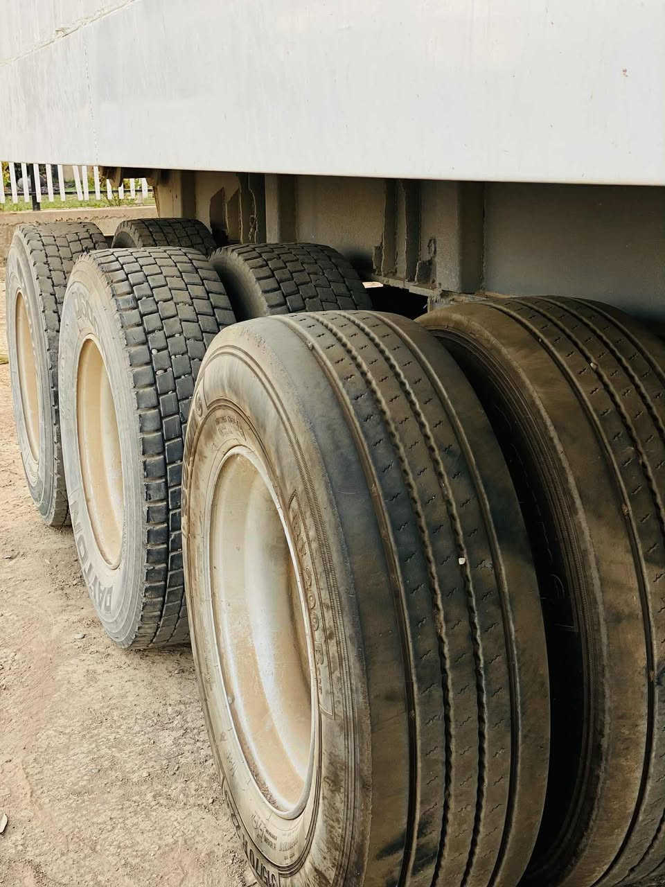 سلام عليكم للبيع  نساف مال حنطه الطول 12 متر وربع رتفاع مترين 36 سانتيم 

ثلاث دناكير لعاب تاير مزوج طخم جديد 

مكفول من كلبه كسر شاصي شرط 

جاهز ئي نقص مابي 

المكان كركوك قضاء الحويجه 

السعر والستفسار على رقم ***********
