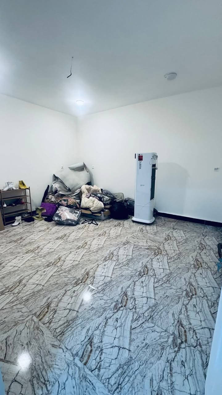 البيع دار ع شارع تجاري
الكفائات السيديه عرض شارع20
بناء نضيف 
طابقين 3 غرف نوم
طابق اول صاله ومطبخ وغرفت موم وخدمات
طابق الثاني
غرفتين نوم وخدمات 
اتصال ع ارقام 
***********
***********
