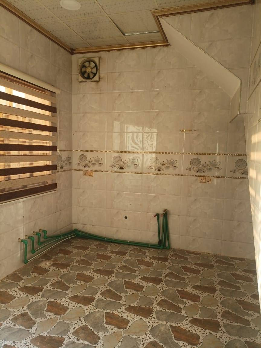 بيت للبيع في حي الفلاح خلف الملعب مساحة 100متر طابق واجه 10متر 2نوم واستقبال ومطبخ  وحمام وسطح راجع إلى مكتب الفاتح الجديد للعقار ***********/***********
