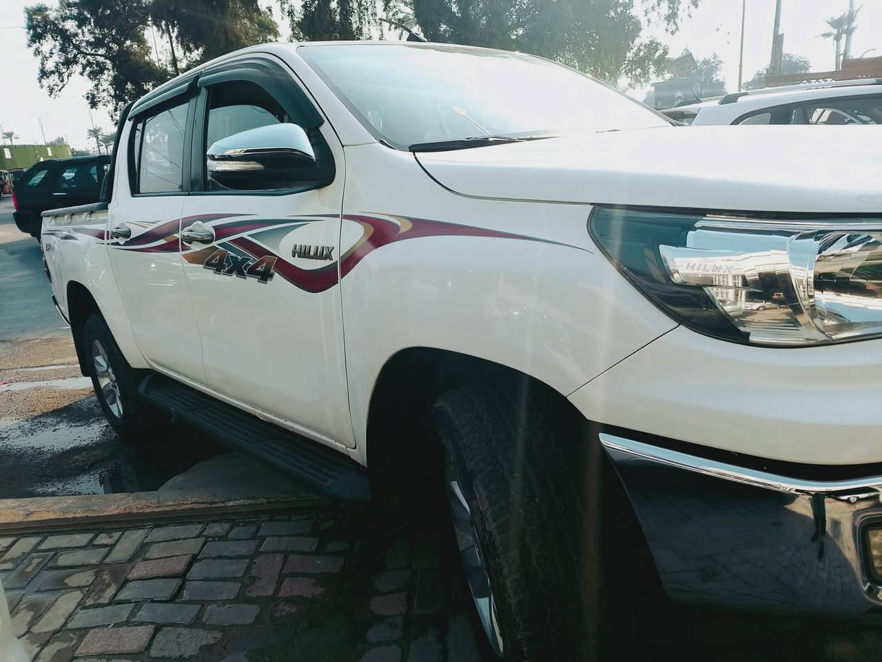 .السلام عليكم
ها يلوكس موديل 17
سياره بلادي سونار موجود بل منشور 
كير محرك تبريد مكينه كفاله عامه 
تخم تاير شواصي مكفولات بلادي 
دوخل نظيفه سياره حلو معنا الكمله بل عافيه ياخذها 
رقم بغداد نكليزي سنويا جديد تحويل ثاني يوم 
سعار سياره 255بي مجال شي بسيط
العنوان بغداد بلديات نتصل وتدلل 
***********
