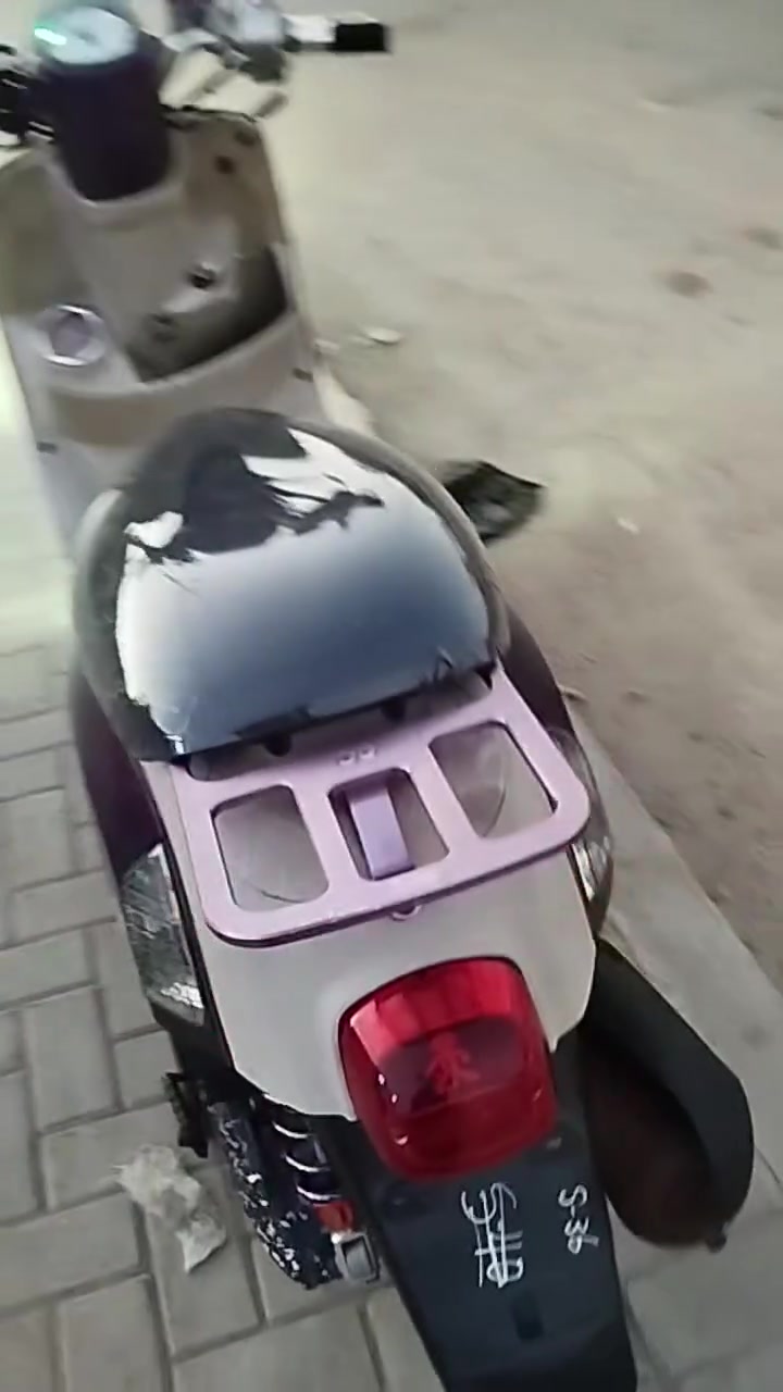 السلام عليكم دراجه بوليس للبيع الدراجه نظيفه نقره سلف كهربائياته كلها شغاله دراجه مال جناي سعر 600 وبيها مجال مكان الديوانيه قضاء الشاميه ***********
