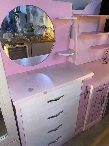 غرفة نوم نفر واحد مال بنات ميز دراسي+ وميز تواليت +مكتبة مال كتب وقرطاسية وتحفيات +سرير +سستم سماعات للتواصل 
***********
***********
العنوان موصل الجانب الايسر حي القوسيات قرب ماركت ياسمين النعيمي 
صفاء النجار العباسي
صلاح الزيدي
معرض صفاء العباسي .بيع وشراء الأثاث الجديد والمستخدم
