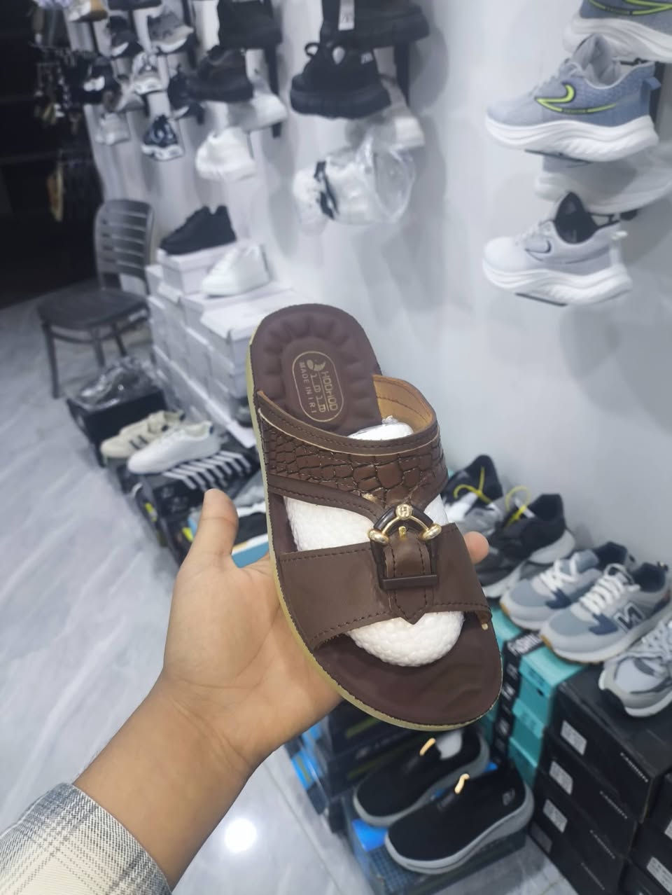 السلام عليكم شحاطات  شبابي صنع ايراني درجة اولئ شركه الهدهد
16قطعه قياس 36

20قطعه قياس 37

18قطعه قياس 38

10قطعه قياس39

5قطعه قياس40
////تفيد اهل التنزيلات لو تبيعه ب3 هم ما خسران//////
سبب البيع //// تصفيه محل( (عزلت)))
تجيك الالوان عشوائي هنه نفس الي بل صوره بس مادري مثلا اللون الاسود كم قطعه ماحاسبهن بس هنه يجنك نفس الالوان الي بل فيديوتصفيه محل عدد القطع 69 قطعه اني ماخذه جمله 3000 هسه تصفيه محل اني ابيع شلعه او نص شلعه سعر القطعه 2500  اقل من السعر الجمله، توصيل موجود للتواصل ***********
