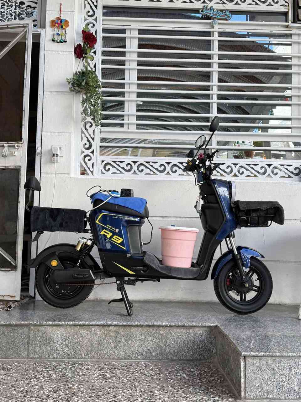 السلام عليكم دراجه من نوع R9 لون حبري ملف 1200 W بطاريات صغير ابو الولد 5 2025 الدراجه بيها ملاحظات بسيطه جدا  سرعه 109 حقيقي 70 وملحقاته كامله وياها هديه للشراي السعر 460 وبي مجال للتواصل الرقم *********** بي واتساب
