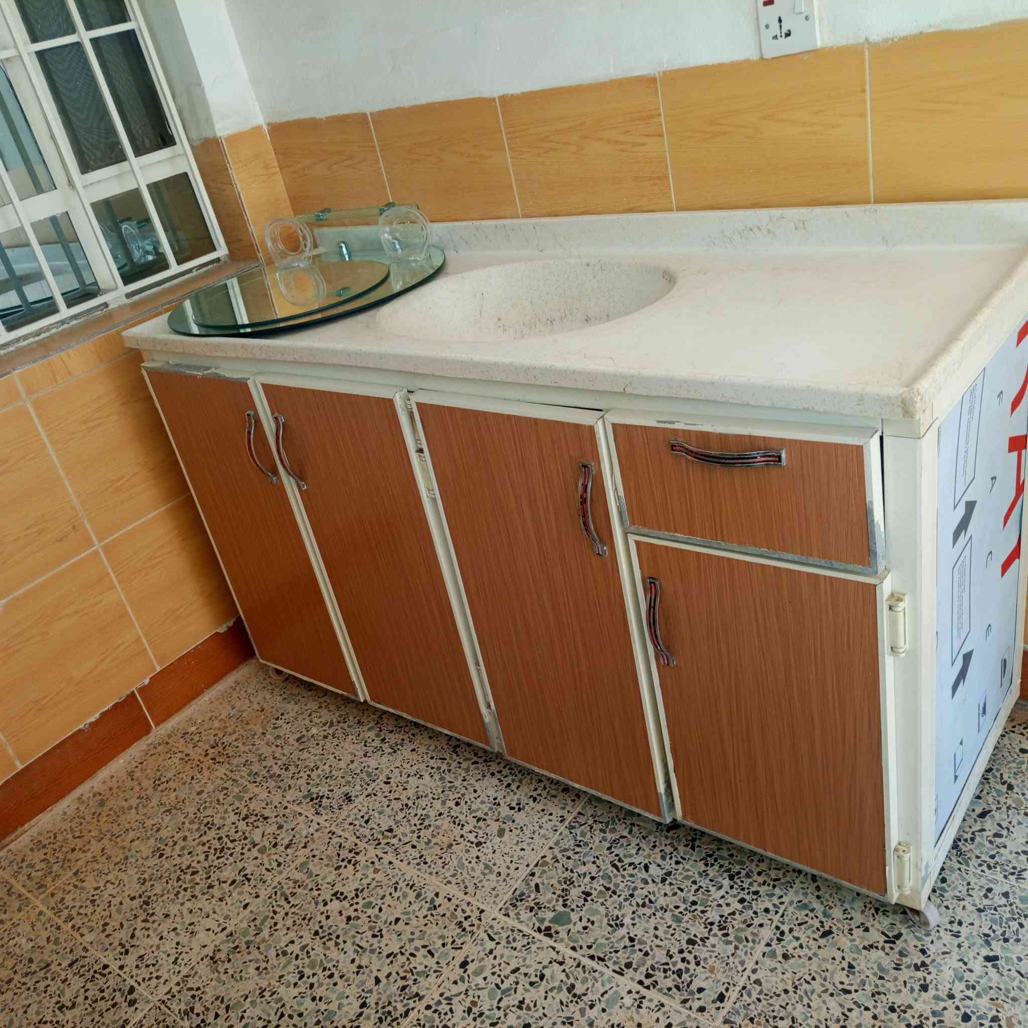 السلام عليكم غراض بيت للبيع العنوان شهيدان زركته قرب جامع مفتي رقم الهاتف ***********
