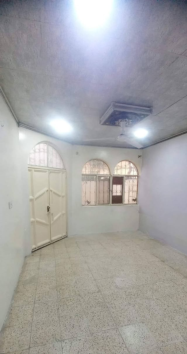 🏠مكتب ابو شمال للعقار 🏠 دار للبيع في حي الصديق الاولى خلف الشارع العام سايدين الصديق 

✴️ مساحة 150 متر واجه 7.5 طابق واحد بناء 2010 

✴️ يحتوي على غرفتين نوم . هول . استقبال . مطبخ . مغاسل . بيتونه كراج . حديقه 

✴️ شرط التحويل مكاتبه مع الشرعي اتجاه شروق شارع تبليط 

                               السعر 175 مليون  
***********
***********    
***********
