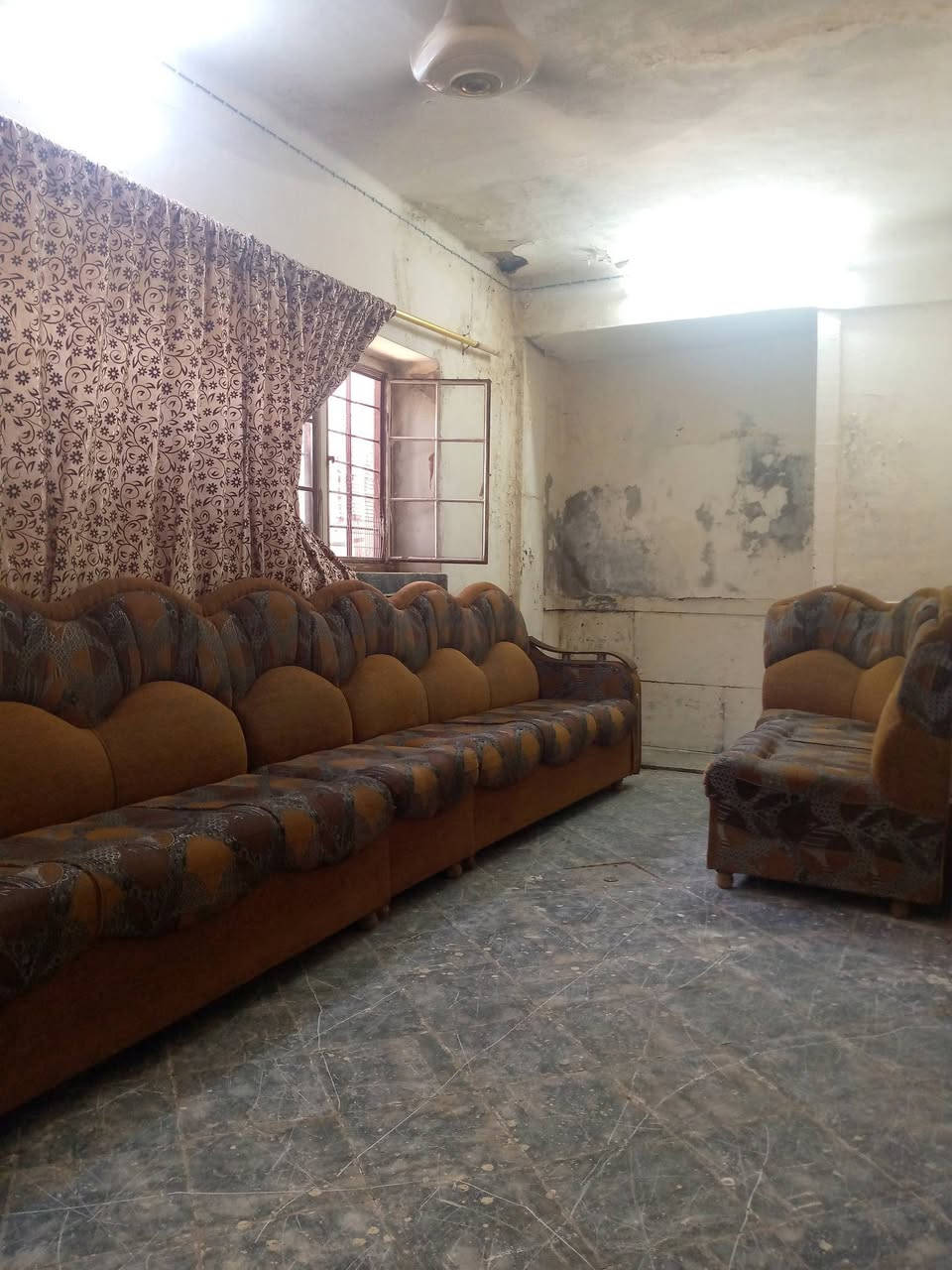 ديوان خشب عراقي نظيف 8امتار السعر 250الف للاستفسار. اتصال على الرقم ***********

