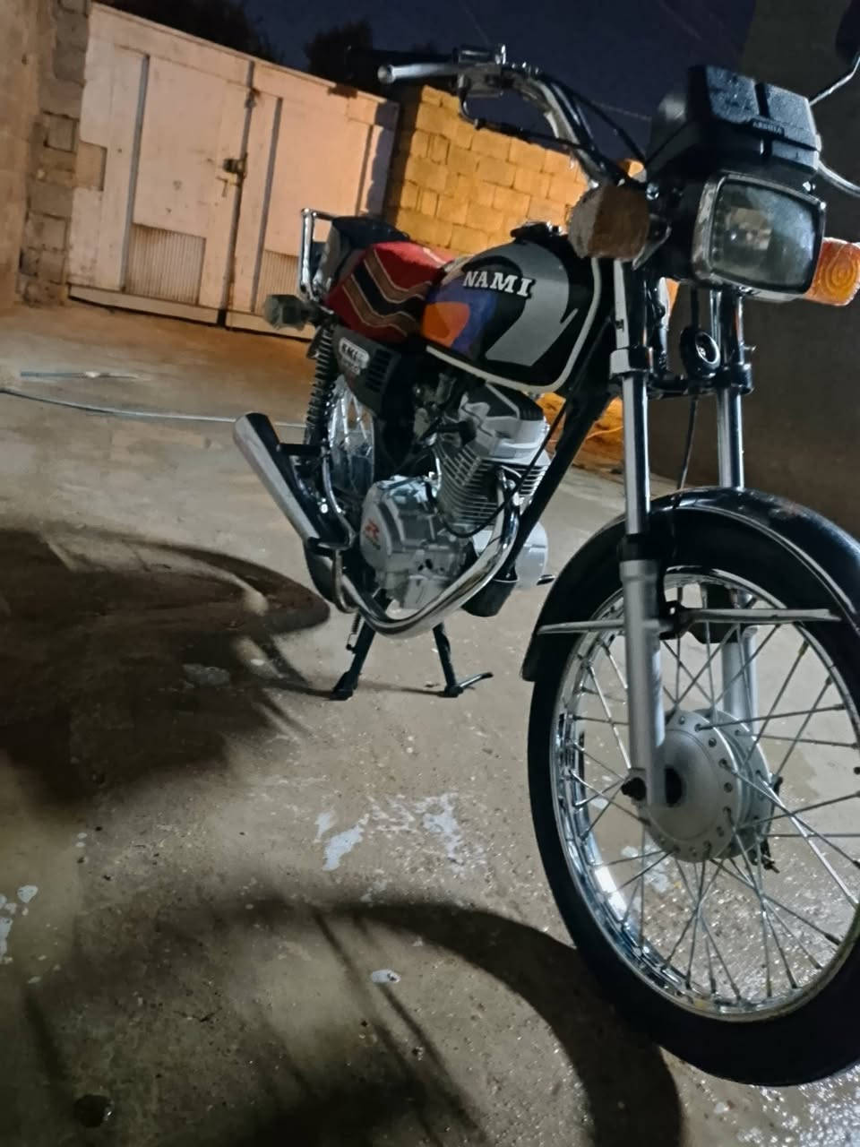 سلام عليكم دراجه البيع شاصي 20 ارشا تعمير 25 كله اصلي مكينه رابيدو  عوزه بس كهربئات كله غرضه شغاله وراق مكمركه وكامله نضيفه اورقه كلشي مانقصه فقط كهربئات سعر 900 وبيه مجال المكان حي الحكيم كبال المخازن الغديئه رقمي ***********
