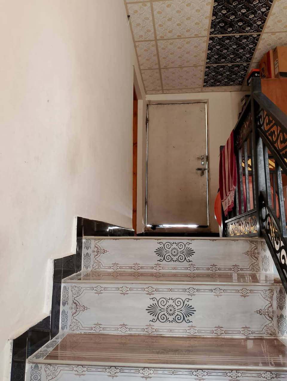 دار للبيع حي جبيريه الثانيه قرب سوق الخضار ٣غرف وصاله ومطبخ ستقبال كراج صحيات المساحه ٢٥٠م السعر ٩٨قفل بسعر القطعه البيت نضيف وحالين موجر ٢٥٠الف للستفسار اتصل ***********
