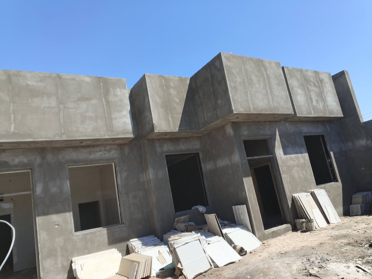 لبخ بياض
معجون صبغ
فوم ديكورات نثر 
البصره شط العرب عمل درجه اوله
***********
