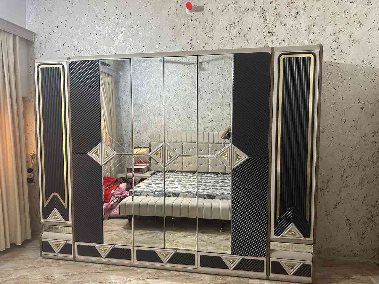 غرفه تركيا 9 قطع بيبان صخمه كلش حلوه جديده صارلها كم شهر من اخذوها اب اثنين ونص سعرها  مليون وميتين اليريدها يتصل بيه ***********
