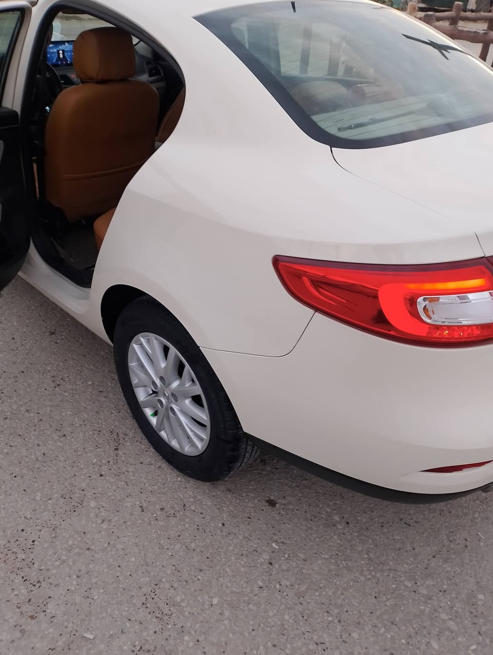 سلام عليكم سياره رينو  موديل 2016 مكينه 1800كامله واصفات على 24حبايه  وتبريد ثلج  وتايرات جدد سياره بسمي مكان ديوانيه خاص ماجاوب رقم ***********
