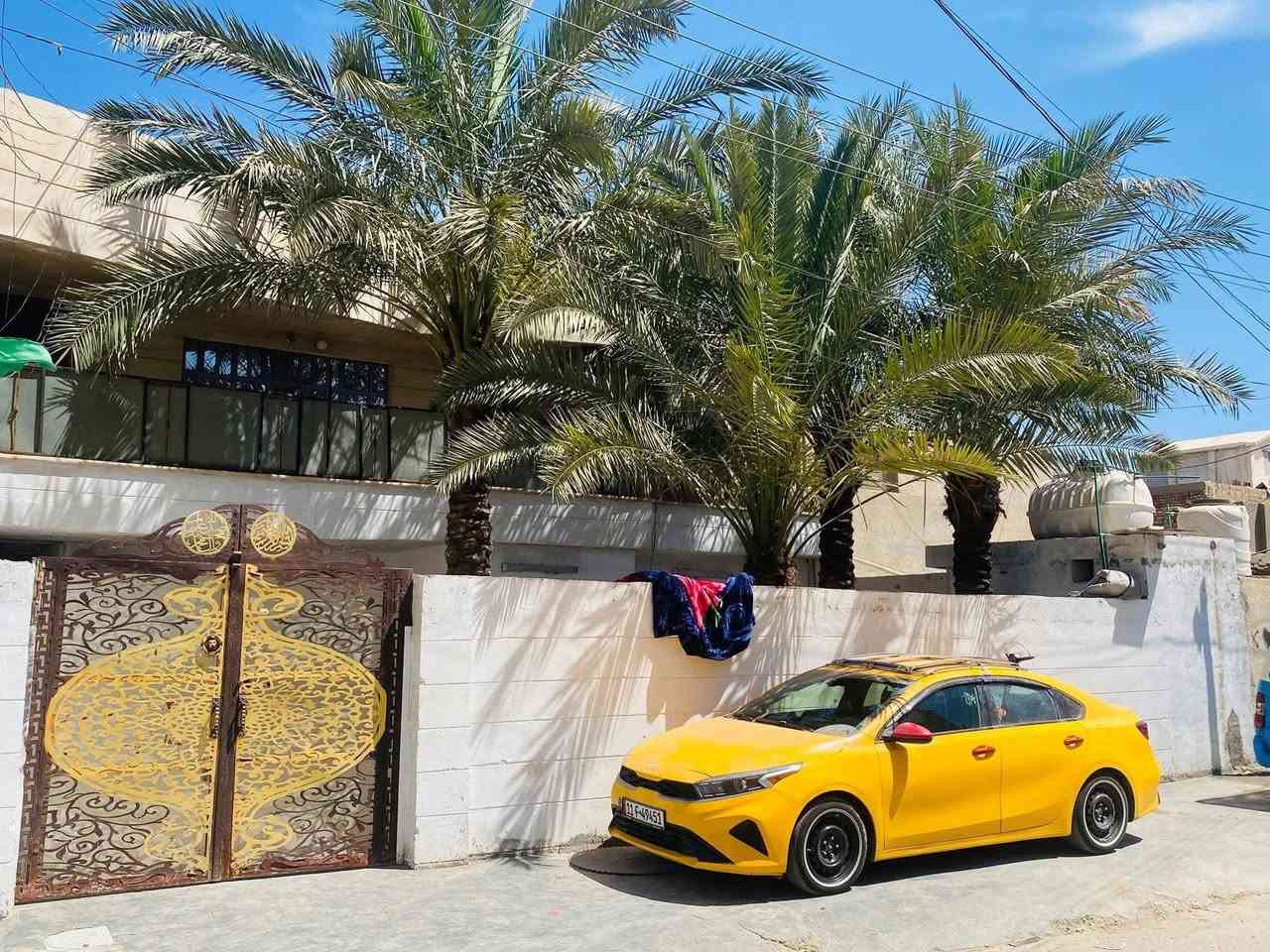 السلام عليكم
دار للبيع🏠 

المساحة3️⃣0️⃣0️⃣ 

الواجهة 1️⃣5️⃣

النزال 2️⃣0️⃣

الموقع📍 بغداد /حي النصر /شارع انشائية حمزة المياحي  الفرع العاشر1️⃣0️⃣ 

جنس الأرض /طابو صرف سند بأسمي ✅

يحتوي البيت على 5️⃣غرف نوم ✅

+على استقبال وصالة ومطبخ ✅

وصحيات داخلية وخارجية ✅

وكذلك صحيات في الطابق الثاني ✅ 

و4 غرف نوم في الطابق الثاني ✅

البيت مرتفع عن الشارع ✅

ويحتوي على خطوط ماء عدد2 ✅ 

وكذلك على سبالت على عدد الغرف 

والمطبخ ايضاً ✅

يباع البيت مع الأثاث او بدونه 

للاستفسار  الاتصال على الرقم

‏***********
