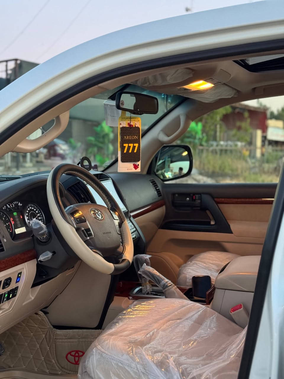 السلام عليكم 
للبيع لاندكروز  GXR  موديل ٢٠١٤ 
حجم المحرك  6 سلندر  4000 cc
السيارة مكفوله  على وضع الشركة 
السيارة ماشيه 132 الف حقيقي شرط الفحص 
السيارة كفاله عامه 
 كير مكينه صدر كلها شرط 
تخم تاير جديد باتري جديد دهن كير جديد 
سيرفس كامل اي نقص مابيها  السيارة مال جنايه مو مال معارض 
مكان السيارة صلاح الدين تكريت  
للاستفسار اكثر 
***********
