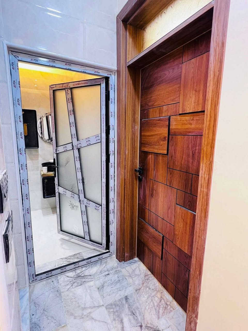 السلام عليكم
دارين للبيع بناء جديد درجة اولى مساحة كل دار 55م واجهة 6م مدخلين في منطقة حي الجهاد ديوان الضباط كل دار يحتوي على 3غرف نوم وصاله ومطبخ وخدمات عدد 2 للاستفسار الاتصال على الرقم 
*********** واتساب..
