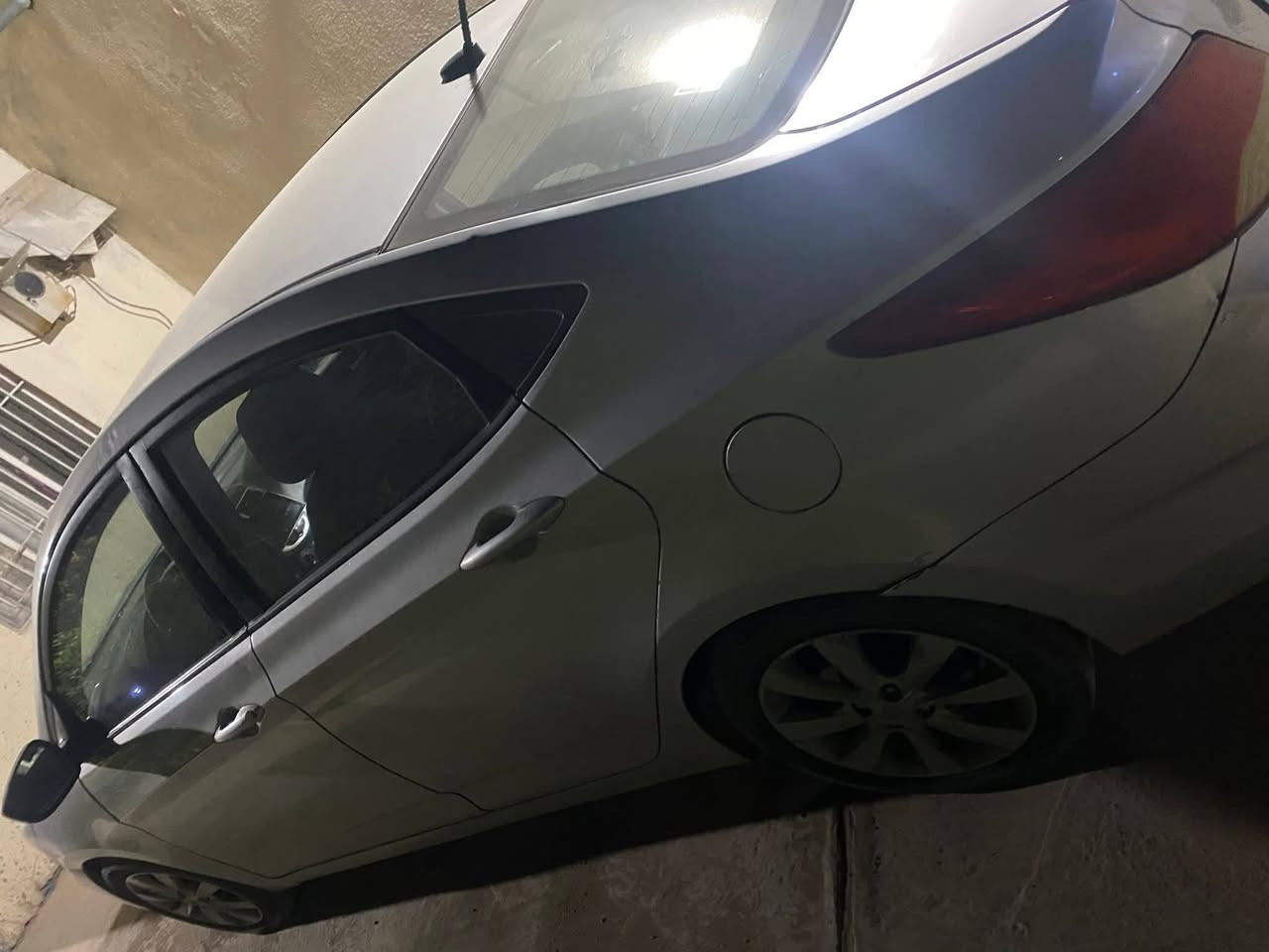 السلام عليكم 
اكسنت 2012 للبيع فقط 
وارد امريكي 
محرك السيارة GDI 
فول مواصفات 
ايكو اقتصادي 
تحكمات ستيرن
السيارة ماشيه 291 الف 
ضرر بابين مبدلات وجاملغ صبغ 
السعر 90 وبيها مجال 
رقمها بغداد 
مكان السيارة الدورة 
***********
