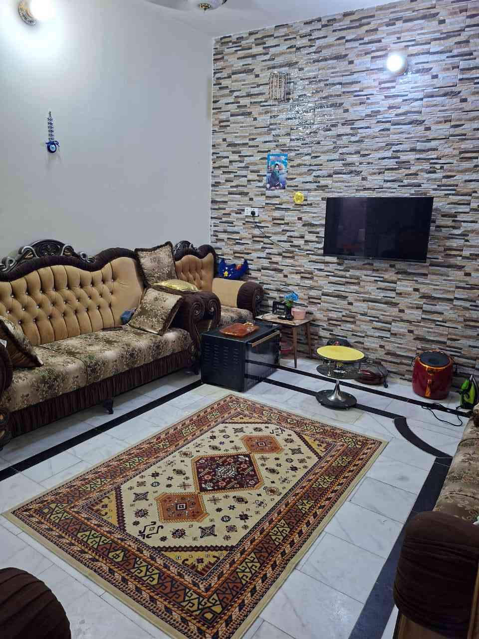 بيت للبيع ❤️
موقعه //حي الجامعه شارع ٢٠ 

مساحه //٢٠٠م 
يتكون من طابقين بناء حديث كونكريت درجىً اولى 
يحتوي علي // ٤غرف نوم  و٢صاله ومطبخ واستقبال ومجاميع صحيه داخيله وخاريجه 
وحديقه ومناور وكراج سياره 

للاستفسار //خاص 
او الاتصال // ***********
