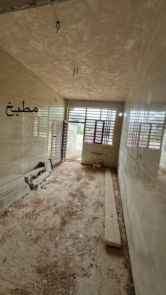 دار للبيع يبعد عن تبليط مال كورنيش مسافة ١٠٠ متر 
 مساحة الدار ١٦٠متر 
يتكون من مطبخ استقبال صاله غرفت نوم مجمع صحيات داخلي منور خلفي مع ممر جانب الدار اضافة إلى ماء وتبليط أمام دار  
طابو زراعي سند ٢٥
للاستفسار واتساب او اتصال 
***********
